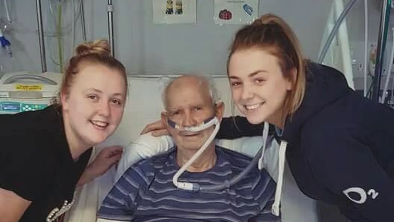 Ultima dorință a bătrânului din imagine era să-și revadă câinele mult iubit, dar știa că este imposibil, pentru că era imobilizat într-un pat de spital. Ce s-a întâmplat după a devenit viral pe internet. VIDEO