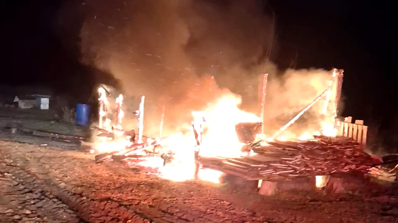 Tragedie la Giurgiu. Un bărbat a murit ars de viu după ce rulota în care locuia a luat foc