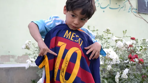 Băiatul care și-a confecționat un tricou cu numele lui MESSI, dintr-o pungă, în PERICOL. Talibanii cred că fotbalistul i-a dat mulți bani copilului