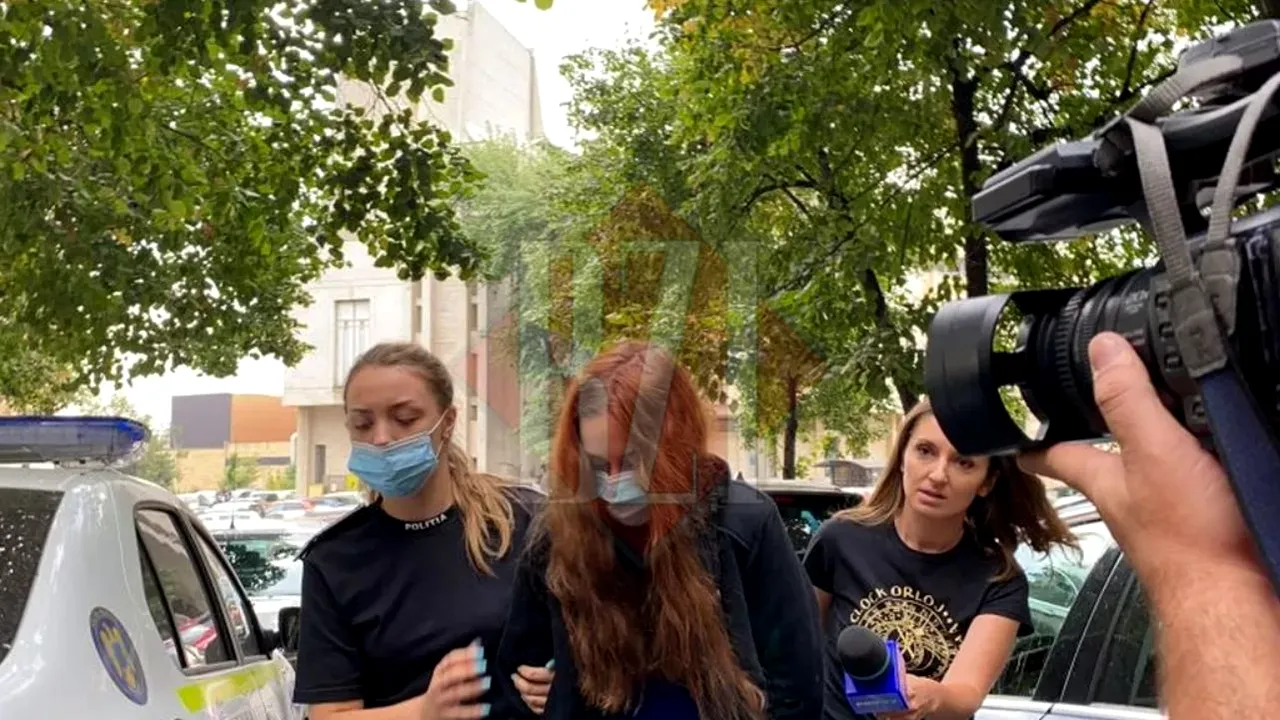 FOTO. Mama Sofiei, fetița de doi ani care a murit după ce s-ar fi înecat în cadă, arestată preventiv pentru 30 de zile