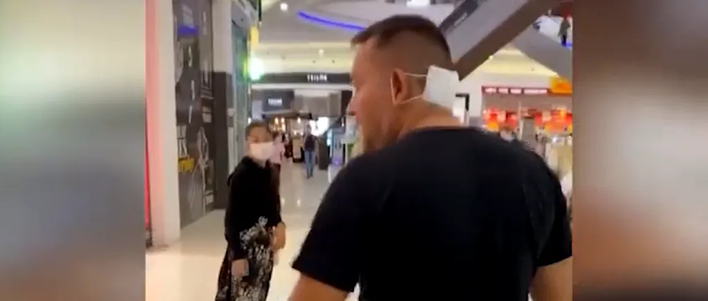 GÂNDUL LIVE. Imagini revoltătoare cu un bărbat care intră în mall fără mască și îl ia peste picior pe paznic!