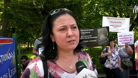 Zeci de părinți au cerut socoteală legiștilor pentru expertizele în cazuri de malpraxis, într-un protest fără precedent la Institutul de Medicină Legală din București