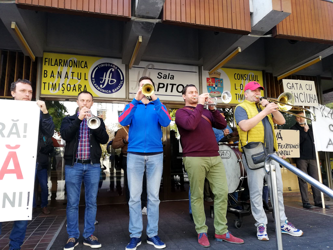Concert pe scările Filarmonicii Banatul din Timișoara, susținut de angajați în grevă