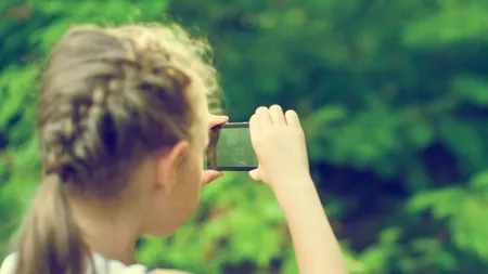 Școala online în nordul Moldovei se face în copaci sau pe case: „La vite, la pământ, proşti şi săraci. Aşa-i soarta noastră. Nimeni nu-şi bate capul cu noi”