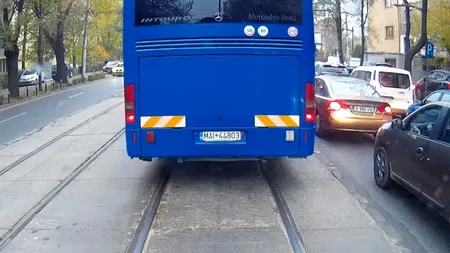 Șoferul filmat circulând agresiv și cu viteză pe linia de tramvai și-a primit pedeapsa și din partea Jandarmeriei. VIDEO