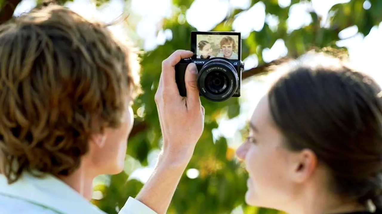 CES 2014. A fost lansată cea mai mică cameră mirrorless Wi-Fi cu lentile interschimbabile