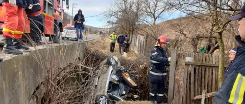 Imagini horror de la un accident din Bacău. O mașină a plonjat de pe un pod