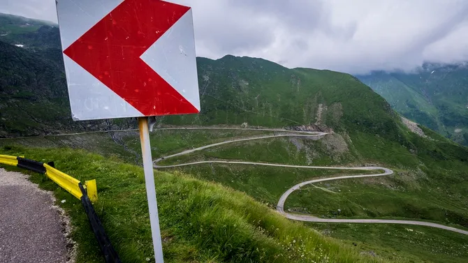 Când se REDESCHIDE Transfăgărășanul, cel mai spectaculos drum din România. Acum se lucrează la deszăpezire şi montarea semnalizării rutiere