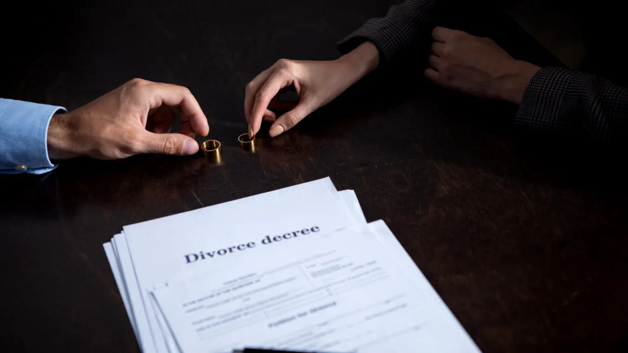 Cum au ajuns doi soți din Austria, care s-au căsătorit și au divorțat de 12 ori în 43 de ani, să fie acuzați de FRAUDĂ