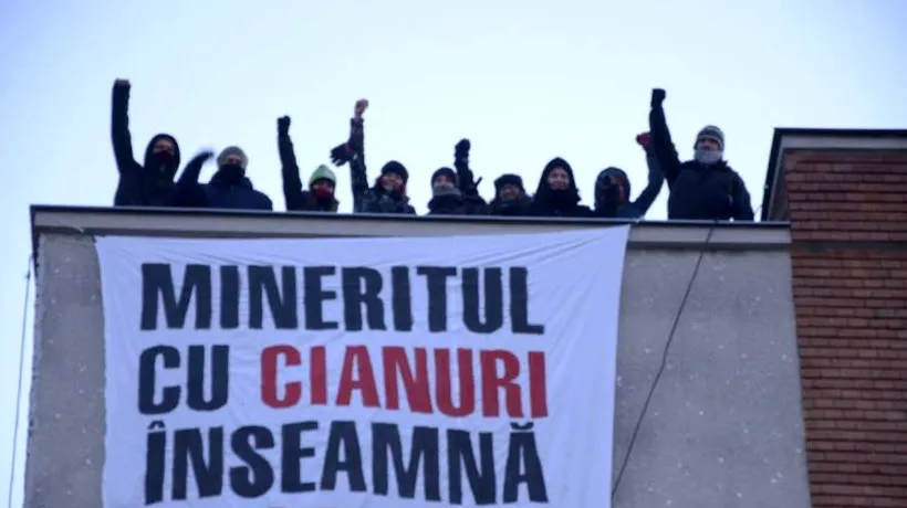 GALERIE FOTO: Nouă tineri protestează pe acoperișul companiei naționale Minvest Deva față de exploatarea aurului pe bază de cianuri