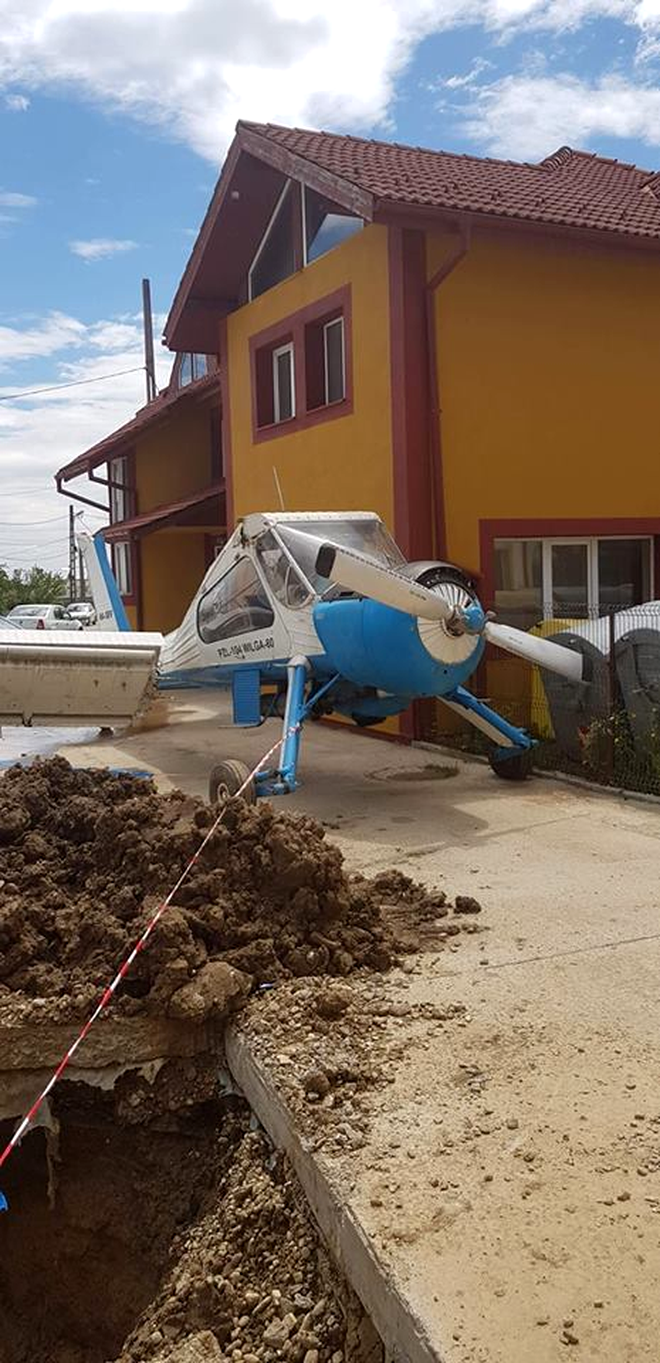 Avion parcat în fața primăriei, județul Argeș