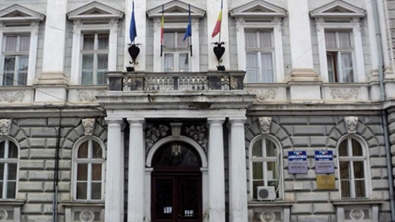 O parte din tavanul unei săli de la Tribunalul Satu Mare s-a prăbușit, o persoană fiind rănită