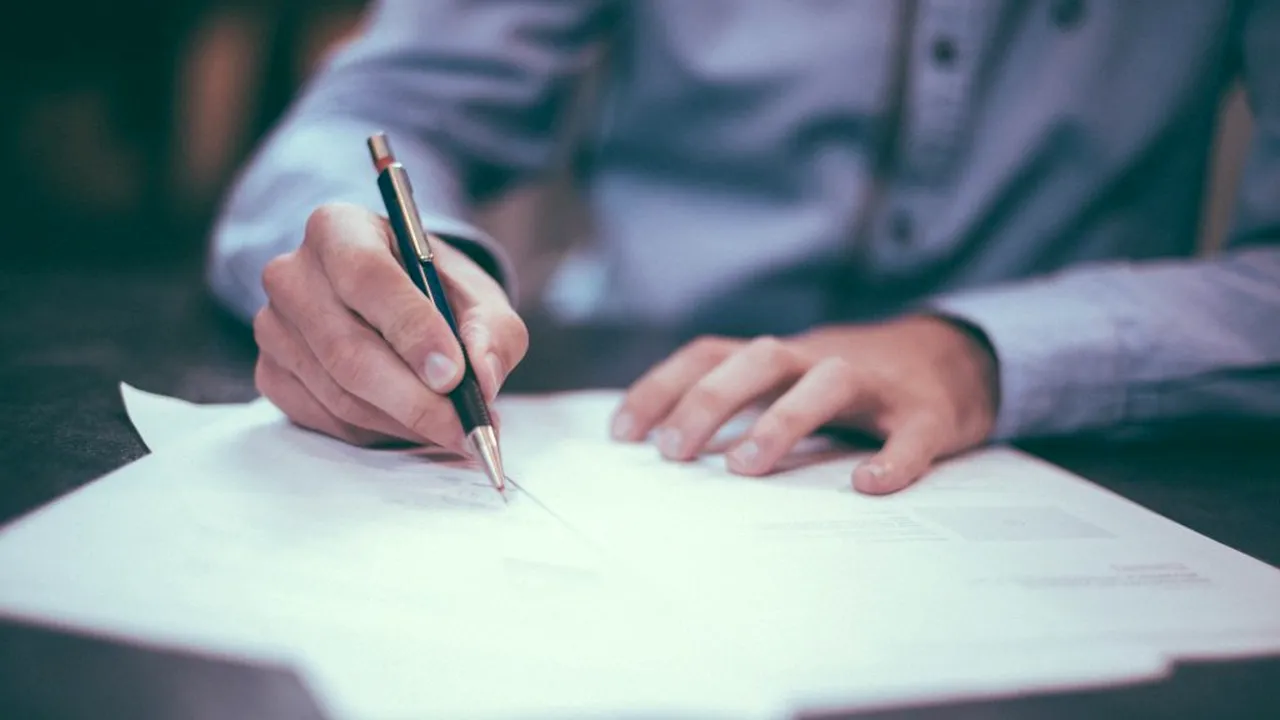 FORMULAR. Ce este semnătura olografă și cum poți semna declarațiile pe proprie răspundere încât să fie legale