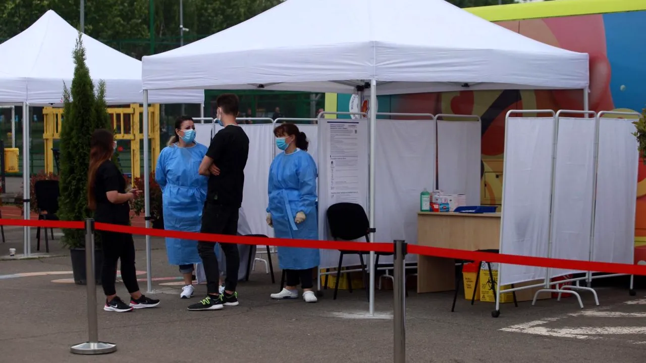 Centru mobil de vaccinare anti-Covid pentru copiii între 12 și 15 ani din Capitală, amenajat în Parcul Lumea Copiilor din sectorul 4 - FOTO