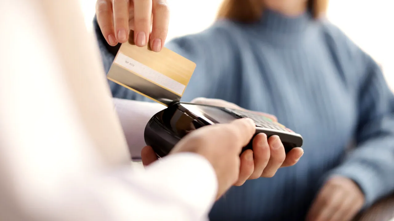 Spune adio codului din 4 cifre de pe card: noua metodă care l-ar putea înlocui în curând pentru a autoriza plata