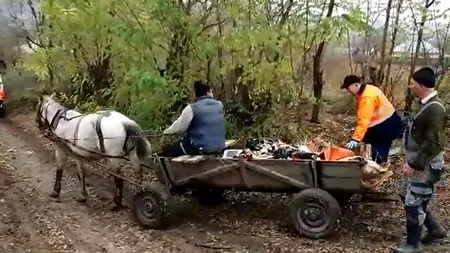 Pacientă transportată cu căruța la ambulanță, din cauza drumului impracticabil