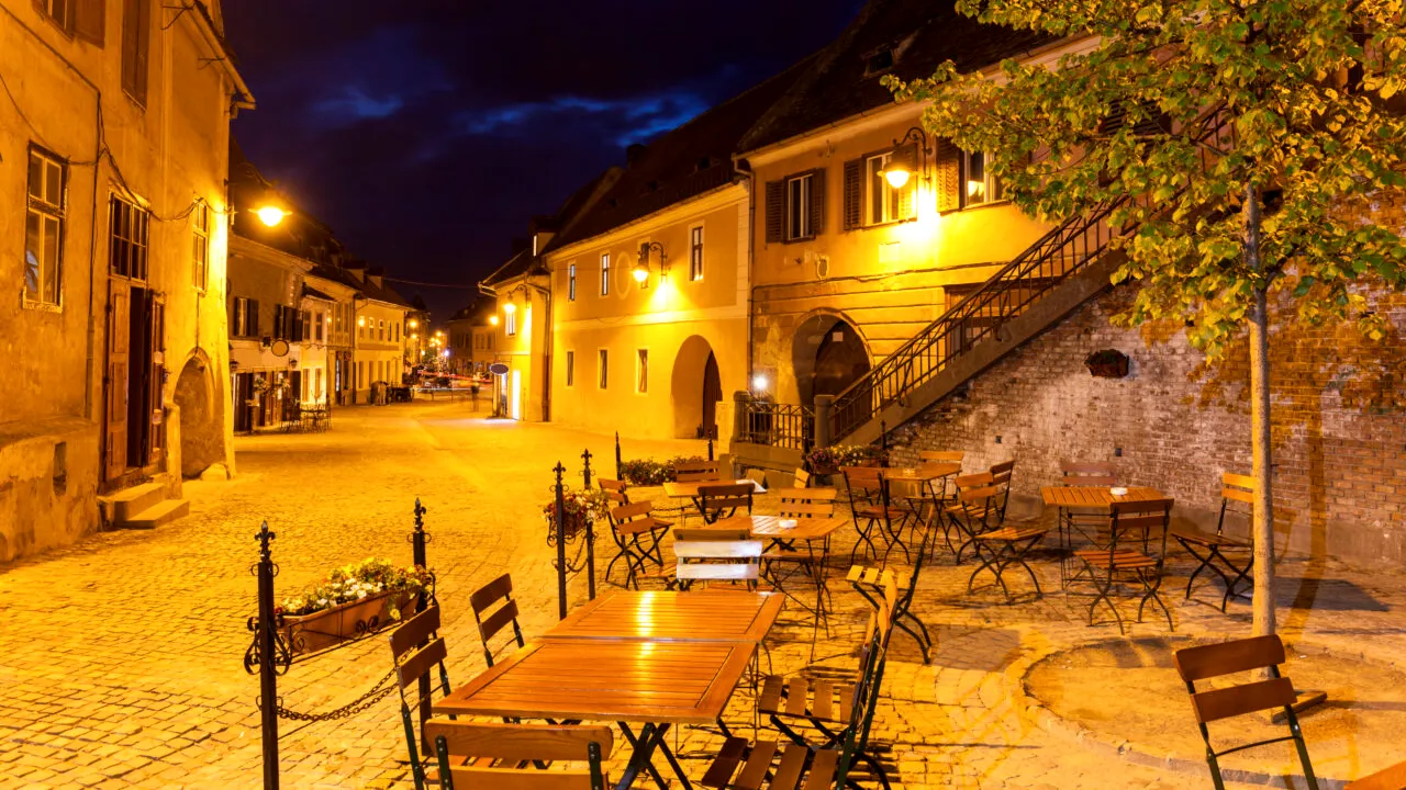 O tânără a fost lovită cu piciorul în față de un bodyguard. Bărbatul nu a vrut să-i permită accesul într-un club din centrul Sibiului