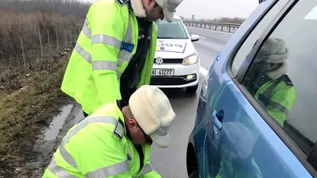 Cum arată tânăra pe care acești doi polițiști au ajutat-o să schimbe o roată la mașină pe A1. GALERIE FOTO