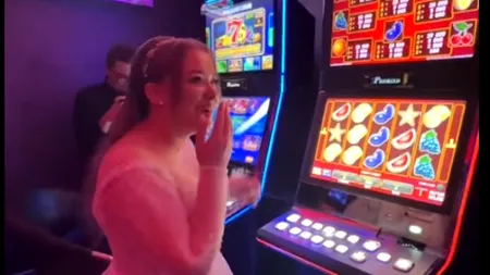 VIDEO Imagini incredibile la Iași. O MIREASĂ „a fugit” de la propria nuntă și s-a dus direct la „păcănele”. Și-a dorit să iasă din tipar