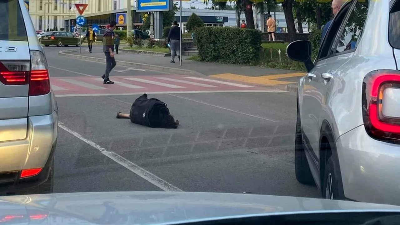 Imaginea indiferenței. Femeie căzută pe șosea, ignorată de șoferi și pietoni