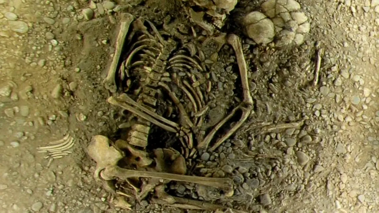 GALERIE FOTO: Imaginea care dovedește că femeile au acest obicei de 3.500 de ani