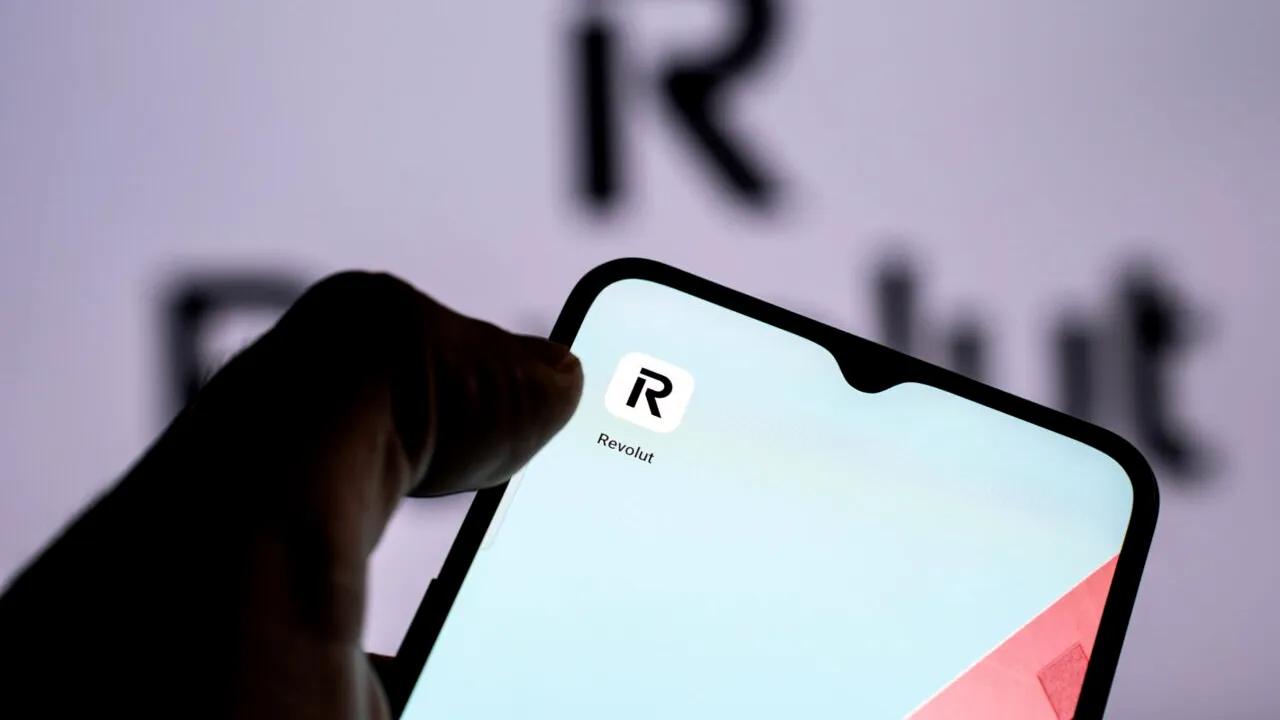 Revolut introduce în România servicii de internet mobil eSIM: „Clienții pot accesa date mobile, fără taxe neașteptate”