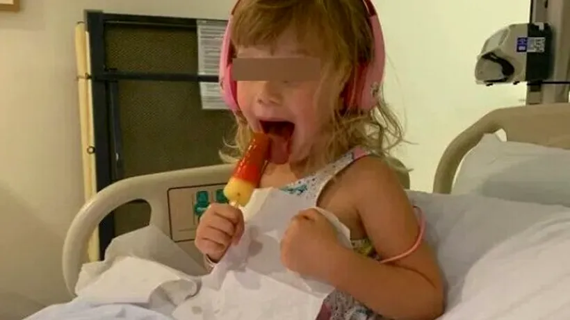 O fetiță de 3 ani s-a ars cu detergent de rufe sub formă de gel, după ce a spart o capsulă în mâini. Care a fost reacția mamei sale