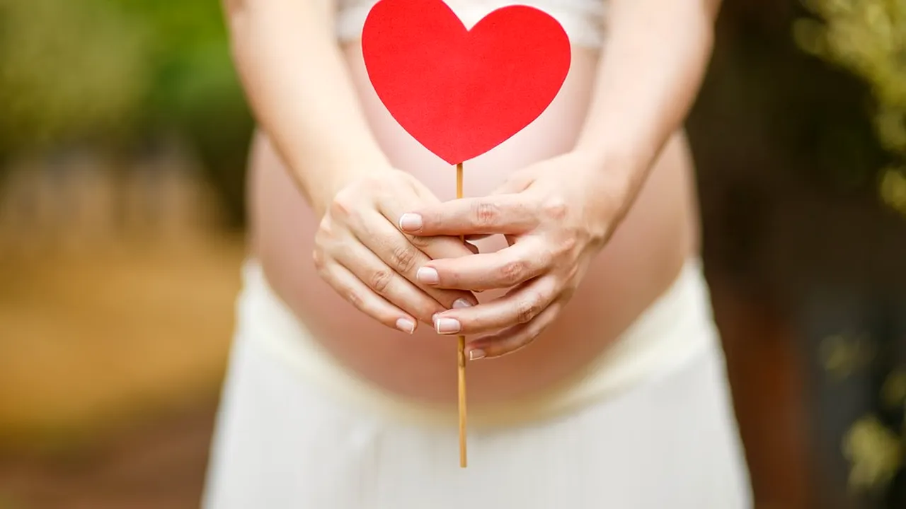 O femeie a dat naștere fiicei fratelui ei. Motivul: Adopția e prea complicată și prea scumpă - FOTO