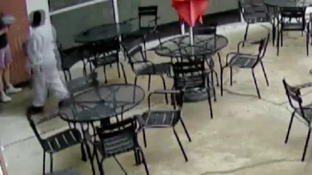 VIDEO | Un milionar a primit un dolar de la un copil care a crezut că este om al străzii. Reacția acestuia este fabuloasă!