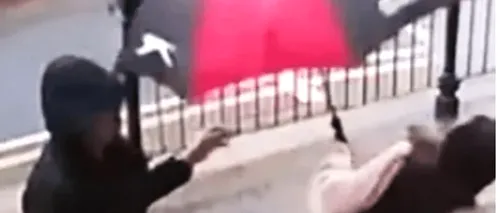 VIDEO | Poliția britanică a intervenit în cazul unui bărbat care a aruncat o pavelă într-o femeie care poartă hijab. Atacatorul a fost arestat