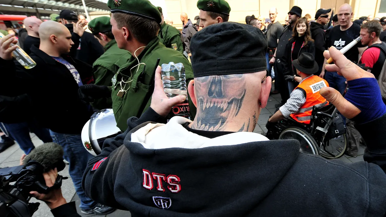 Protest violent al extremei-drepte față de agresiunile din Koln, dispersat cu tunuri de apă