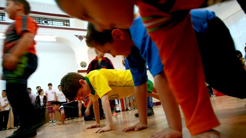 Mai mult sport în școli. Varianta în care învățătoarea și copiii fac mișcare în sala de clasă în care învață română