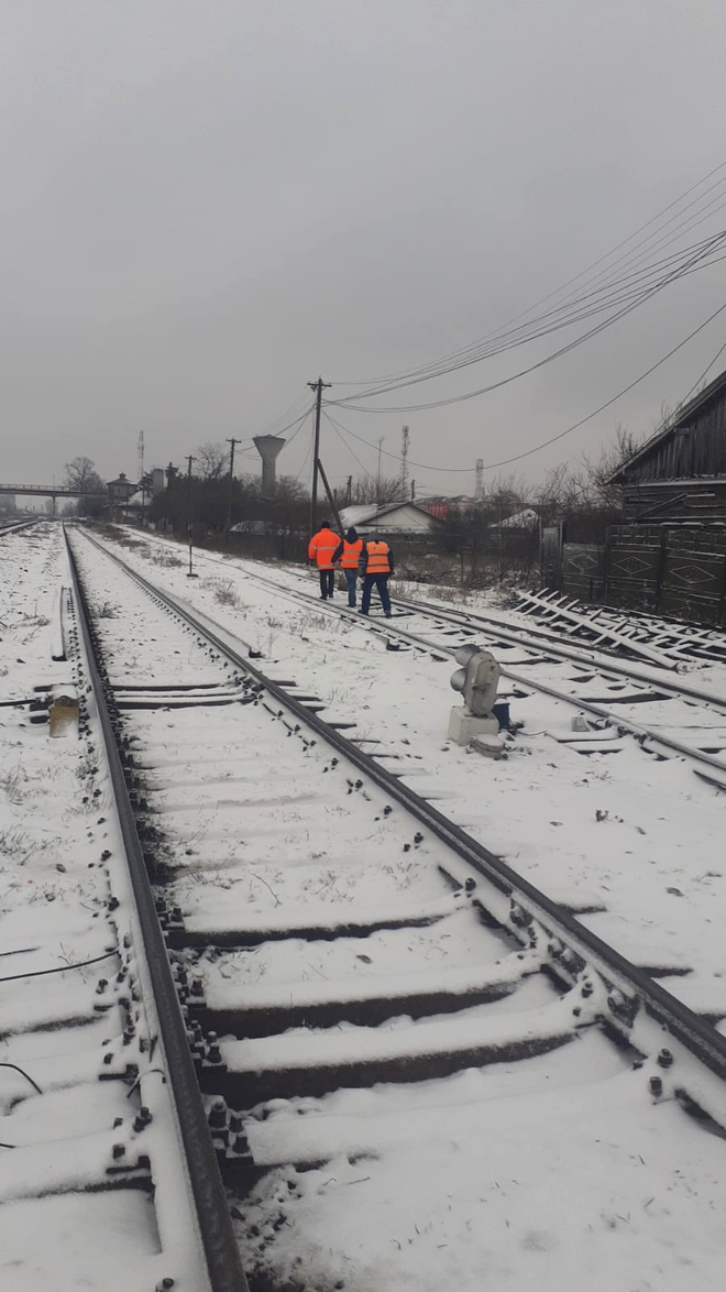 Circulaţia trenurilor se desfăşoară în condiţii normale de iarnă / Sursa foto: colaj foto Facebook CFR Infrastructură