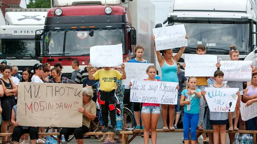 Autostradă ucraineană blocată la granița cu Ungaria ca protest față de mobilizarea decretată de Kiev: Să meargă funcționarii la război, nu copiii noștri