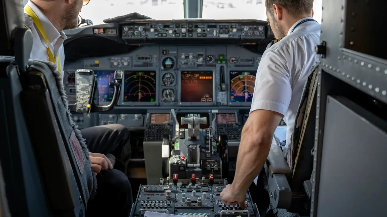 Ce salariu are un PILOT de avion în 2023. Cât câștigă, de fapt