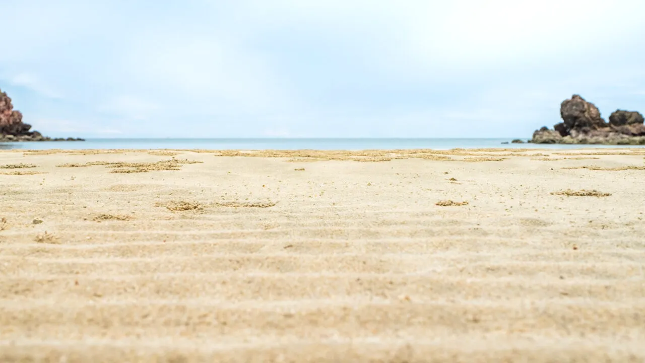 Plaja NATURALĂ din nord-estul României care atrage mii de turiști. Are nisip fin, iar prețurile sunt mai mici decât la malul mării