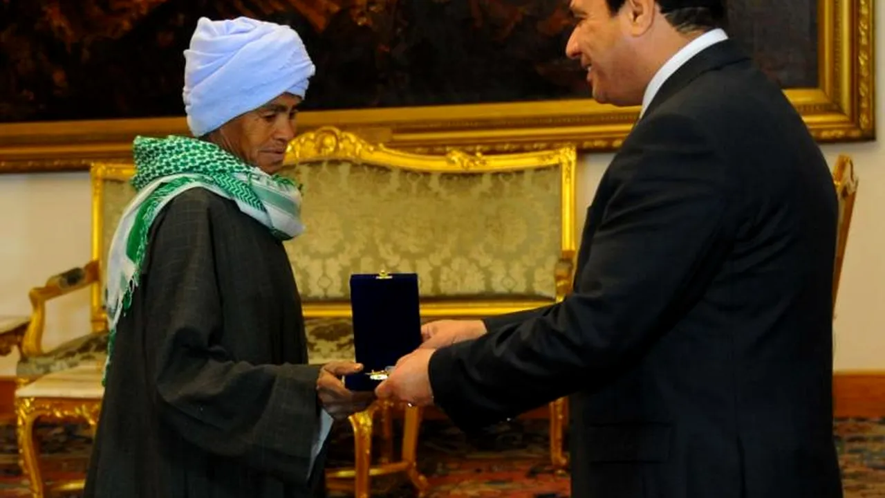 Este femeie, dar timp de 40 de ani a purtat haine de bărbat. Pentru gestul său a primit distincția de 