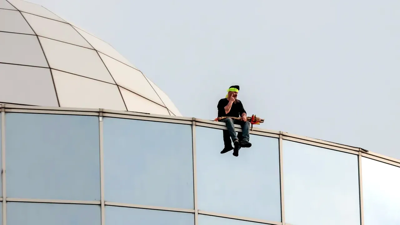 PROTESTATARUL urcat pe acoperișul sediului ICCJ a decis să coboare, după aproximativ 10 ore. A fost sancționat și transportat la spital