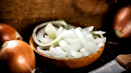 Cel mai eficient truc pentru a scăpa de mirosul de CEAPĂ călită. Ce ingrediente se pun la fiert, pe aragaz