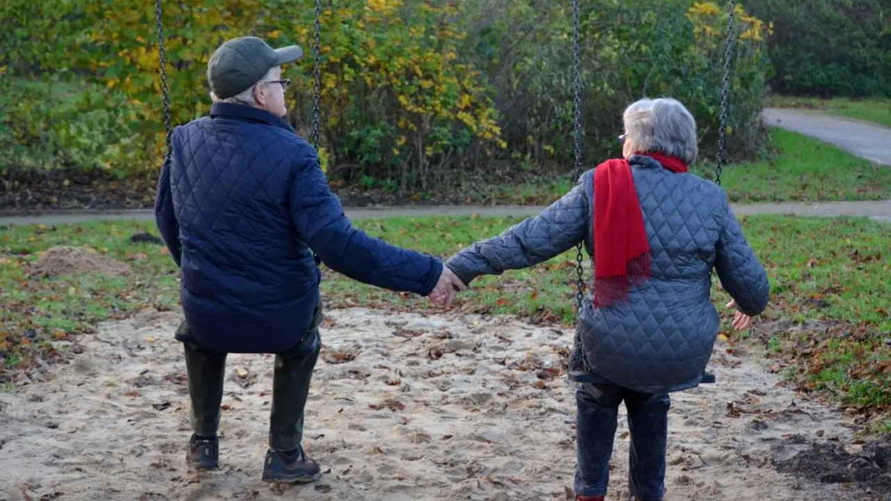 TEAMĂ. Propunerea care aduce revoluția în România: persoanele de peste 65 de ani, „închise” de autorități! Avocatul Poporului intervine în forță