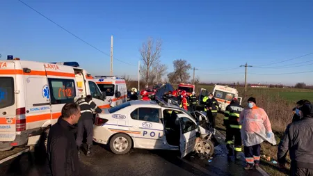 Accident extrem de grav între o mașină de Poliție și o ambulanță! Imagini ȘOCANTE de la fața locului cu Loganul de la MAI făcut praf!