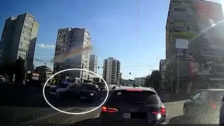 Mașină de poliție, lovită de un autoturism într-o intersecție din Iași. Impactul a fost surprins de o cameră de bord / Precizările IPJ Iași
