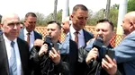Lideri PNL Vrancea agresează un jurnalist pentru a-l scăpa pe Bolojan de întrebări. Premierul demis refuză să explice de ce a achiziționat microbuzelor electrice la suprapreț, scandal dezvăluit de Gândul