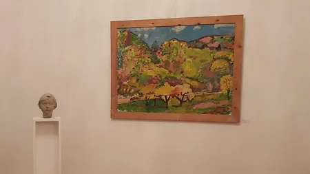 REPORTAJ – Jocuri de volume în sculptura lui Gorduz și exuberanța culorii în tablourile Silviei Radu, la Galeria Romană