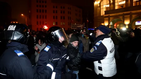 Protest în fața Guvernului față de modificările din Codul penal. Jandarmii au folosit gaze lacrimogene. 
