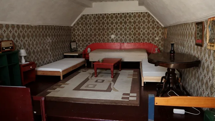 Mansarda Casei Memoriale „George Stephănescu”, decorată cu obiecte de epocă și mobilier în stil țărănesc