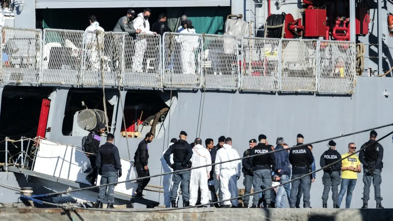 Italia trimite zeci de MIGRANȚI către centrul de procesare din Albania. Măsura ar putea fi din nou anulată de instanță