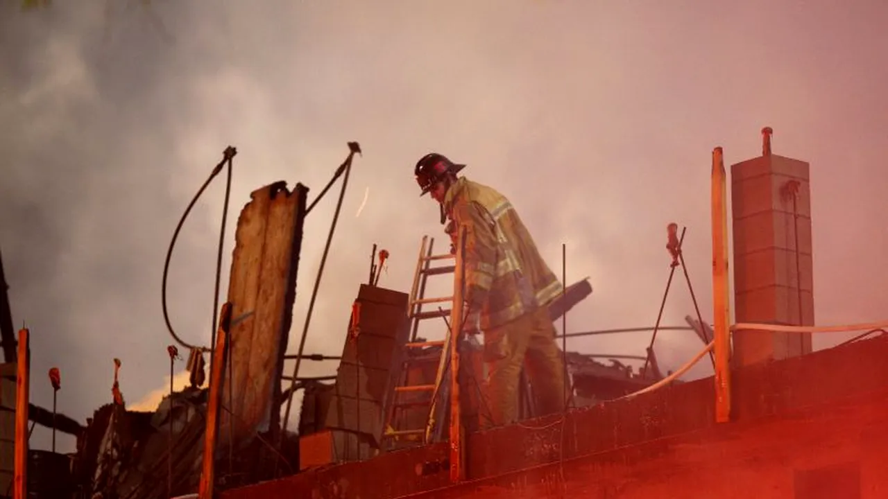 Două incendii de amploare la Los Angeles. Sute de apartamente au fost distruse