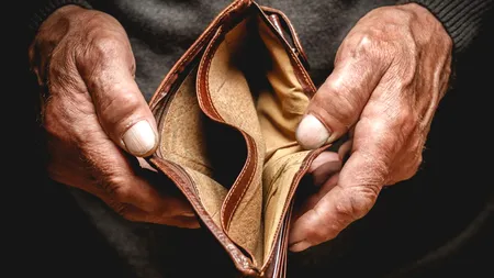 Pensia medie a românilor a scăzut în mod real cu aproape 6% în al doilea trimestru al anului. Peste 1,15 milioane de români primesc 1.000 de lei pe lună