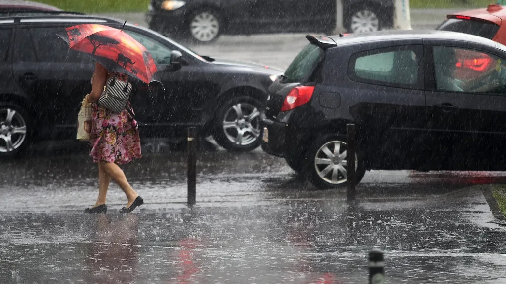 HARTĂ | Jumătate din țară, sub avertizare Cod galben de vijelii și averse torențiale / Cum va fi vremea în București
